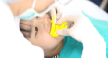 Kid receives fluoride treatment